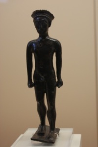 15 B 2400 BRONZE FIGURINE OF A YOUTH WITH THYREATIC WREATH height = 0.177 cm