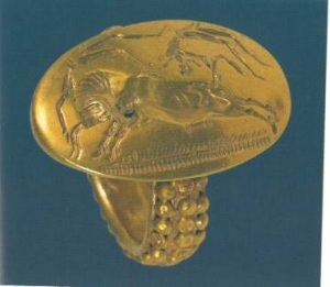 16 4048 GOLD RING SEAL, Antheia, Messinia. Representation of a scene of bull-leaping from Mycenaean chamber tomb in 'Greek' Antheia. Date: 14th or 13th century. BC length of bezel (crown of ring) = 2.6 cm Diameter of ring = 2.1 cm