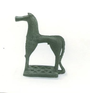42 Br 1154 BRONZE FIGURINE OF HORSE Geometric period (8th) Height: 9.3cm length: 7.5 cm