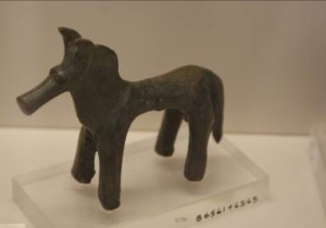 49 B 6561 +6565 BRONZE FIGURINE OF HORSE Geometric period (with handle connected) (8th) Width 4.9 cm Height: 5.4 cm